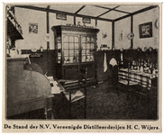 300633 Interieur van de monsterkamer van de N.V. Verenigde Distilleerderijen H.C. Wijers, op het terrein van de eerste ...